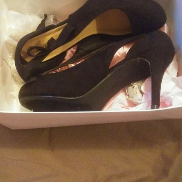 Black Pumps - Picture 3 of 4